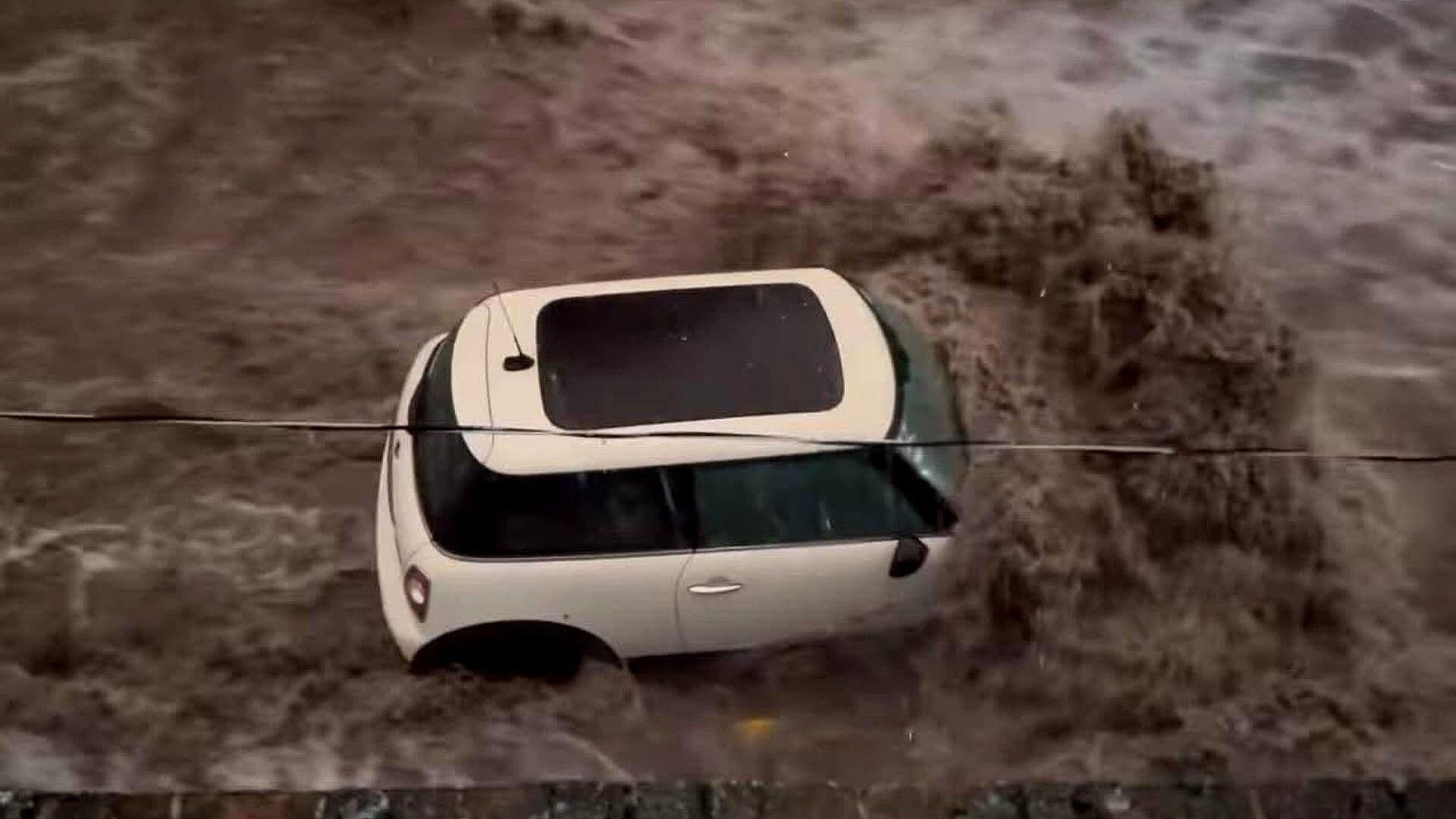 VIDEO: Momento en que Autos son Arrastrados por Corriente de Agua en Coyotepec, Edomex