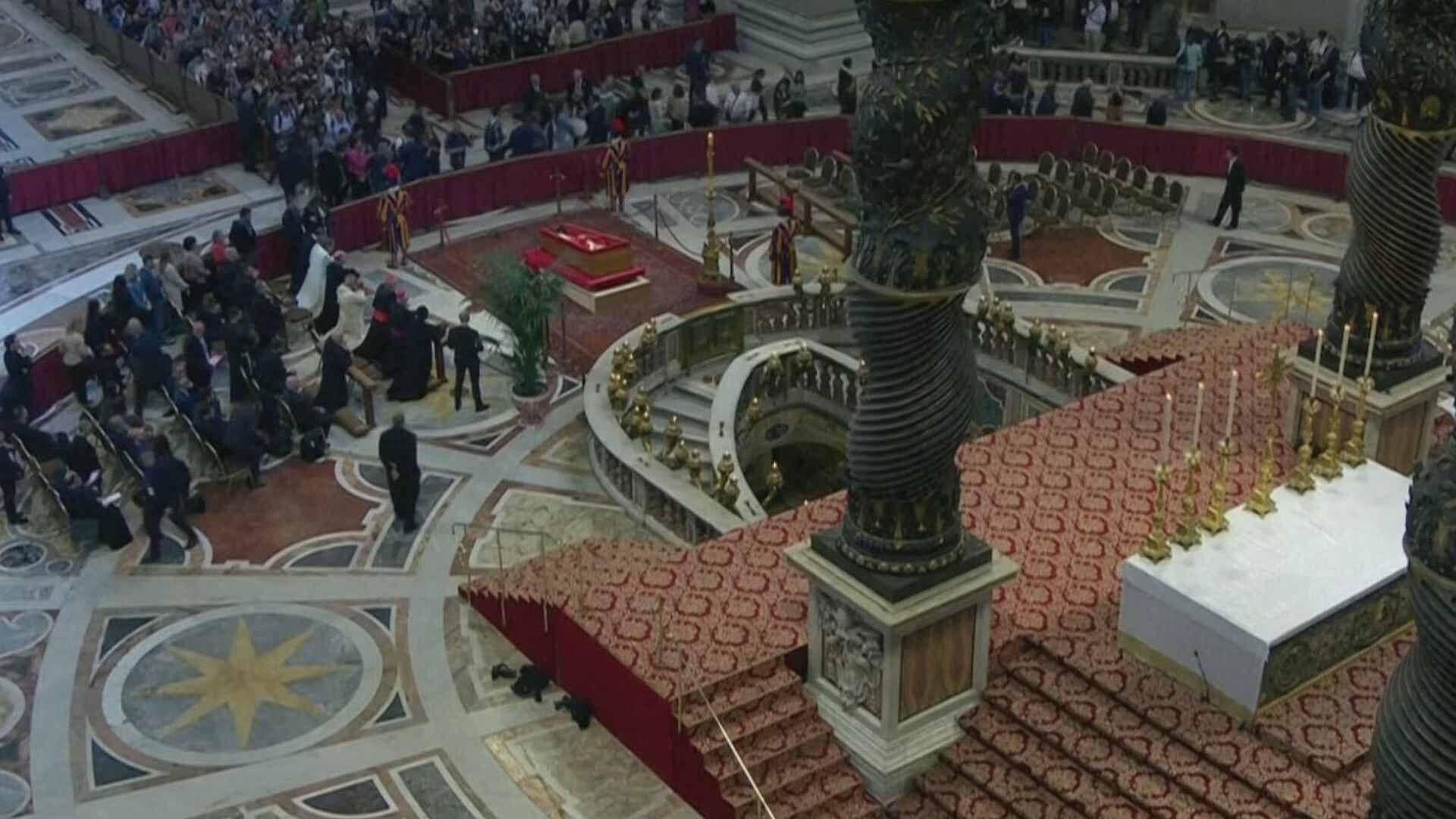 Miles de Personas Esperan Entrar a Basílica de San Pedro para Despedirse del Papa Francisco