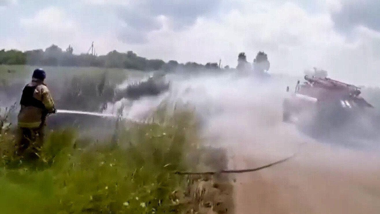 Bomberos Huyen de Bombardeos en Donetsk, Ucrania