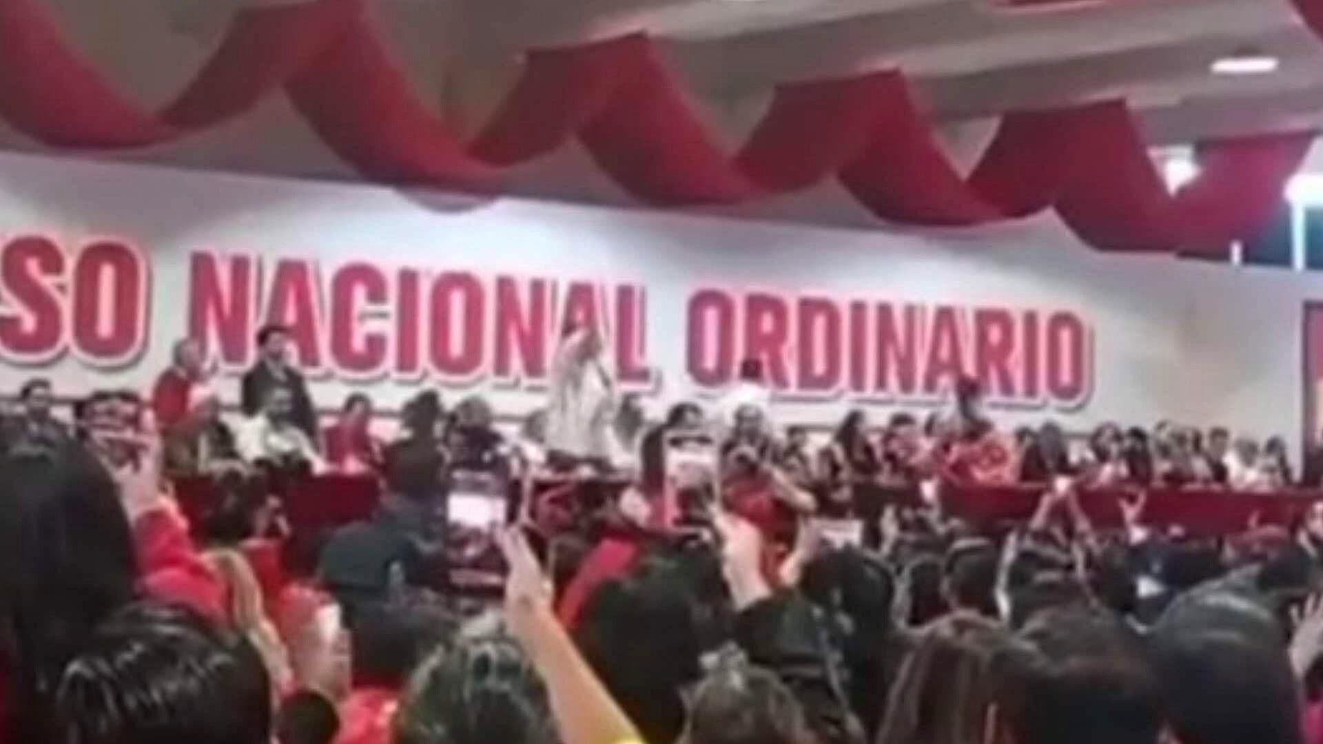 VIDEO: Abuchean a Gerardo Fernández Noroña en Congreso Nacional del PT