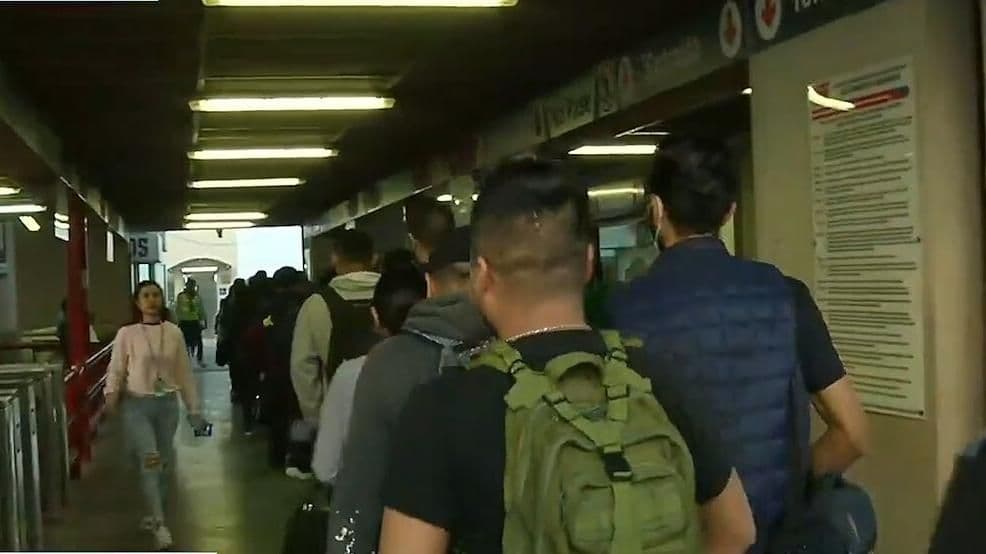 Estación Sendero se Observaron Largas Filas Ante el Cierre de 6 Estaciones