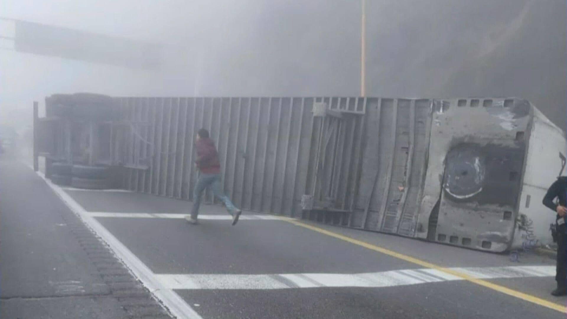 Volcadura de Tráiler en las Cumbres de Maltrata Causa Cierre Vial en la Autopista 150D