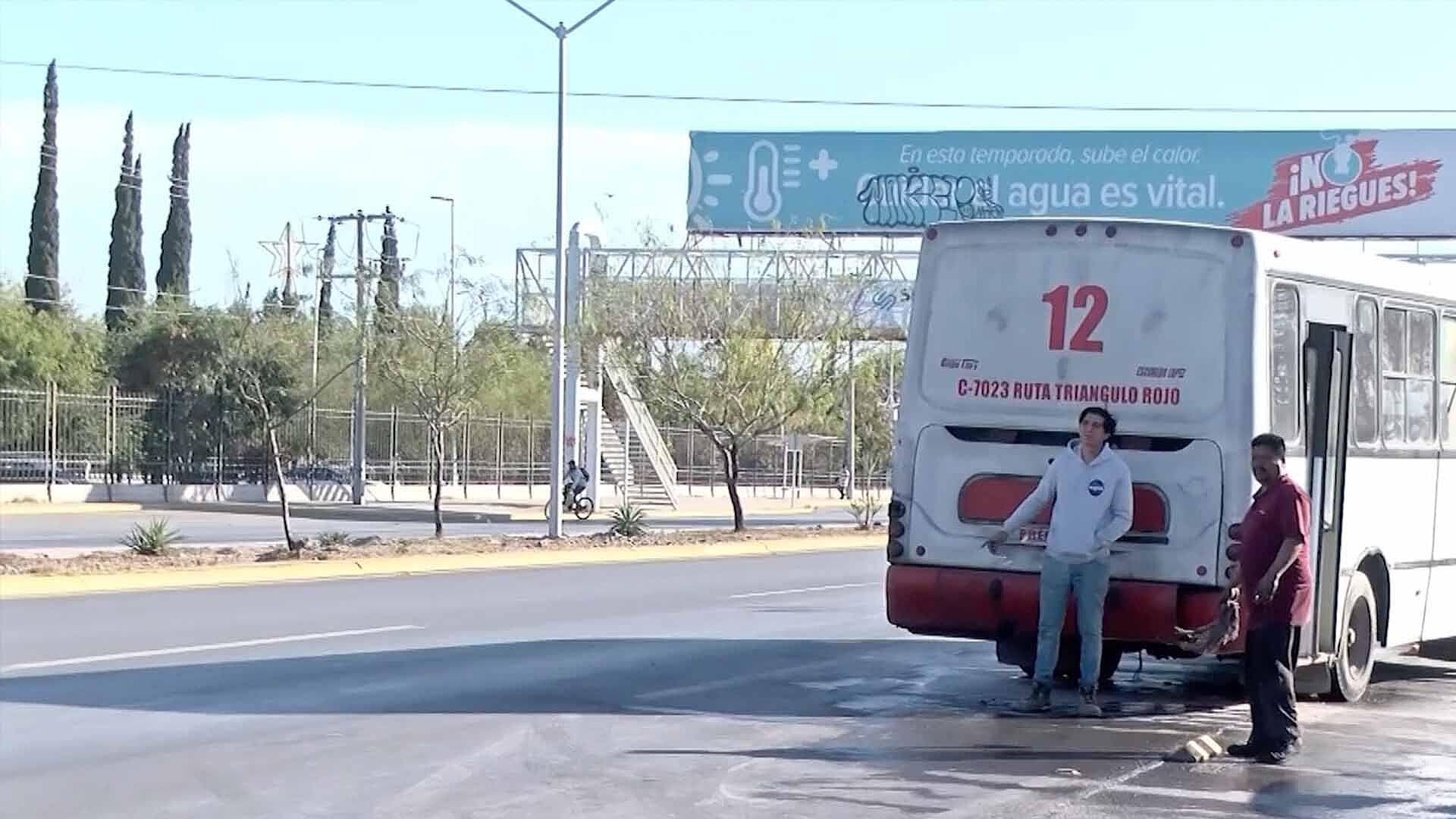 Camión de Ruta Triángulo Rojo se Incendia Frente al Bosque Urbano en Torreón