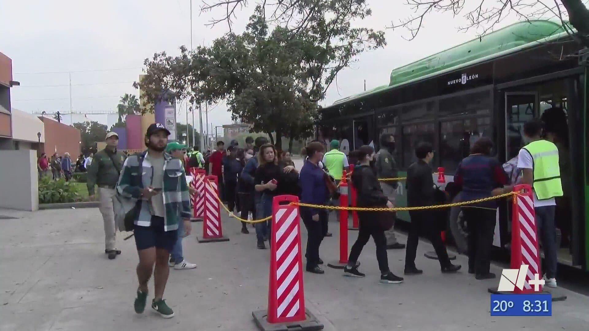 Denuncian Usuarios les Quitan Unidades, Batallan para llegar a la Estación Sendero