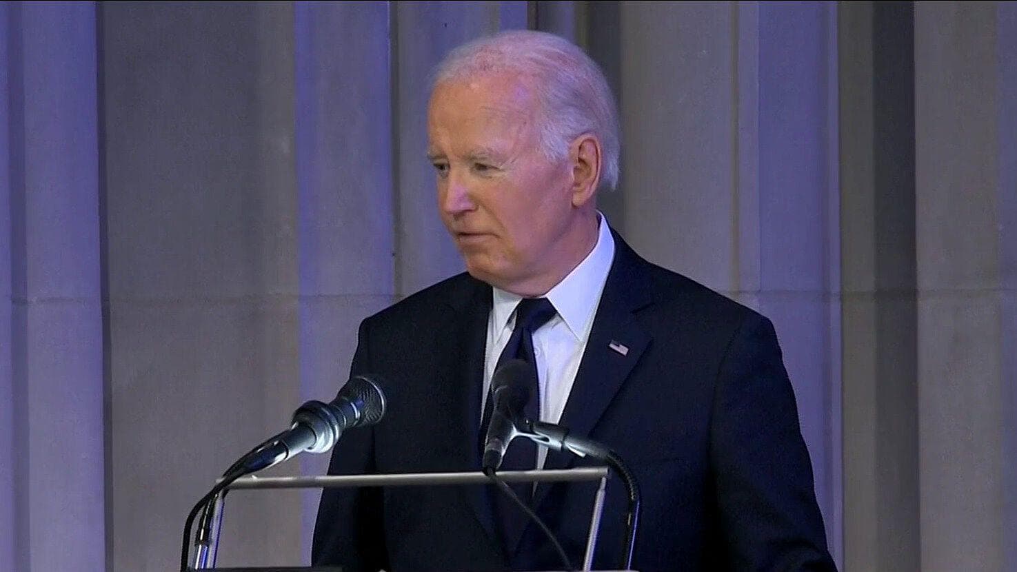Joe Biden Lee Elegía en Honor al Expresidente Jimmy Carter