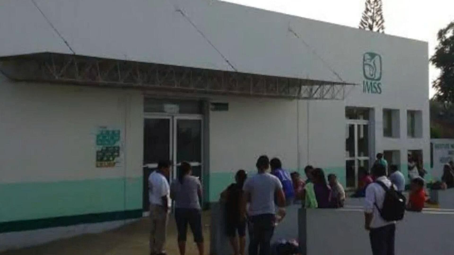 Mujer Da a Luz en Patio de una Clínica del IMSS en Jáltipan