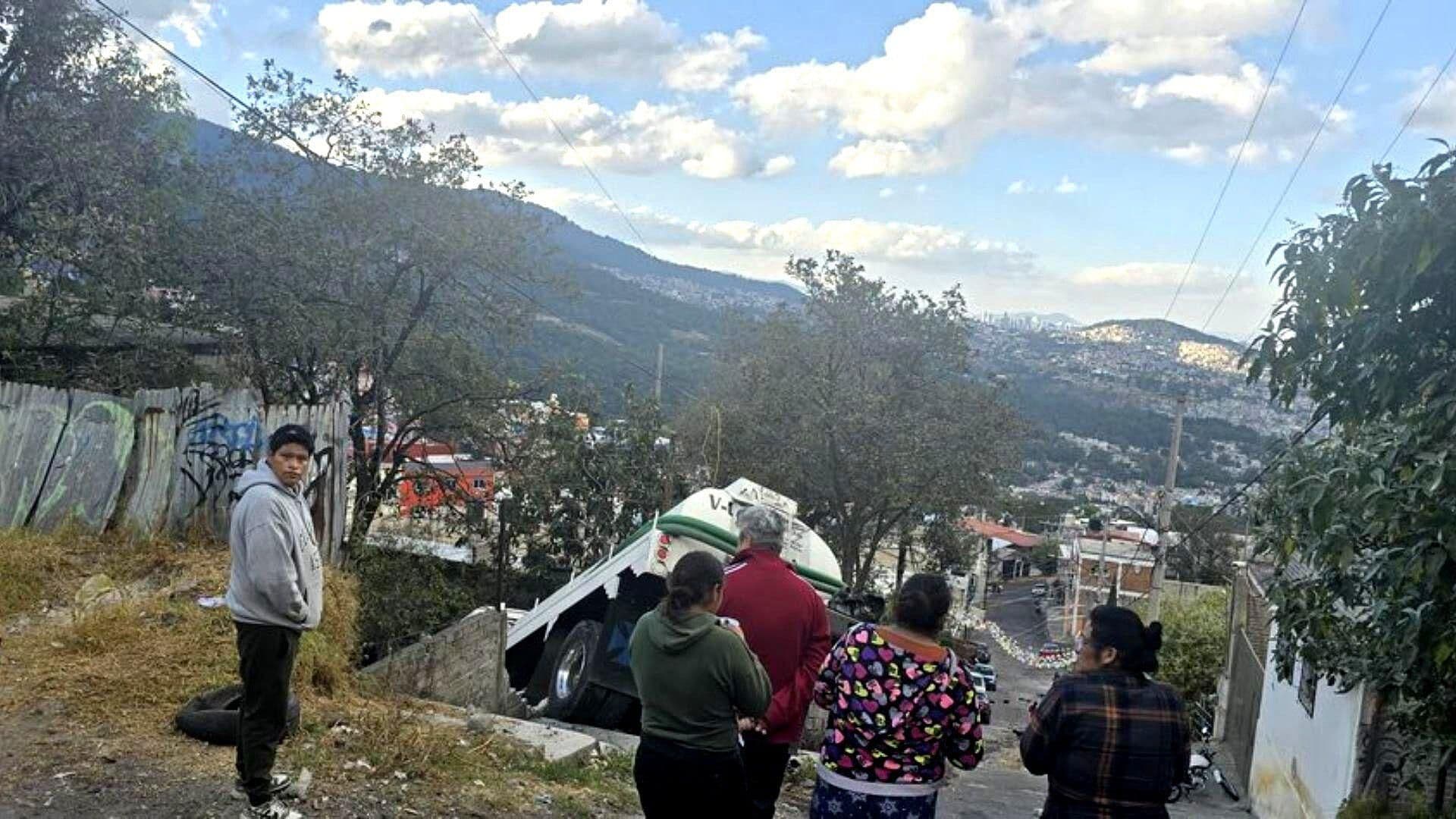 Pipa se Queda sin Frenos y Choca contra Casa en Tlalpan, CDMX | N+ FORO ...