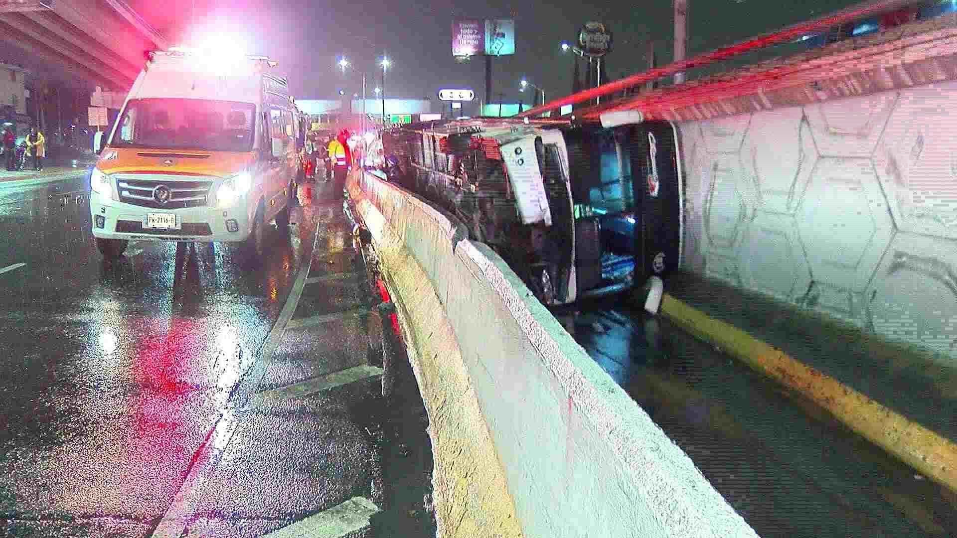 Vuelca Autobús de Pasajeros en Garza Sada en Monterrey