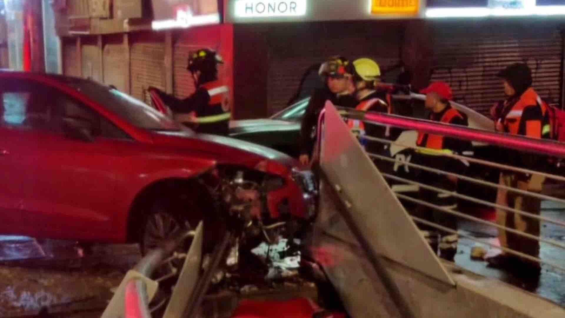 Auto Impacta Entrada de Estación del Metro Salto del Agua en Eje Central, CDMX