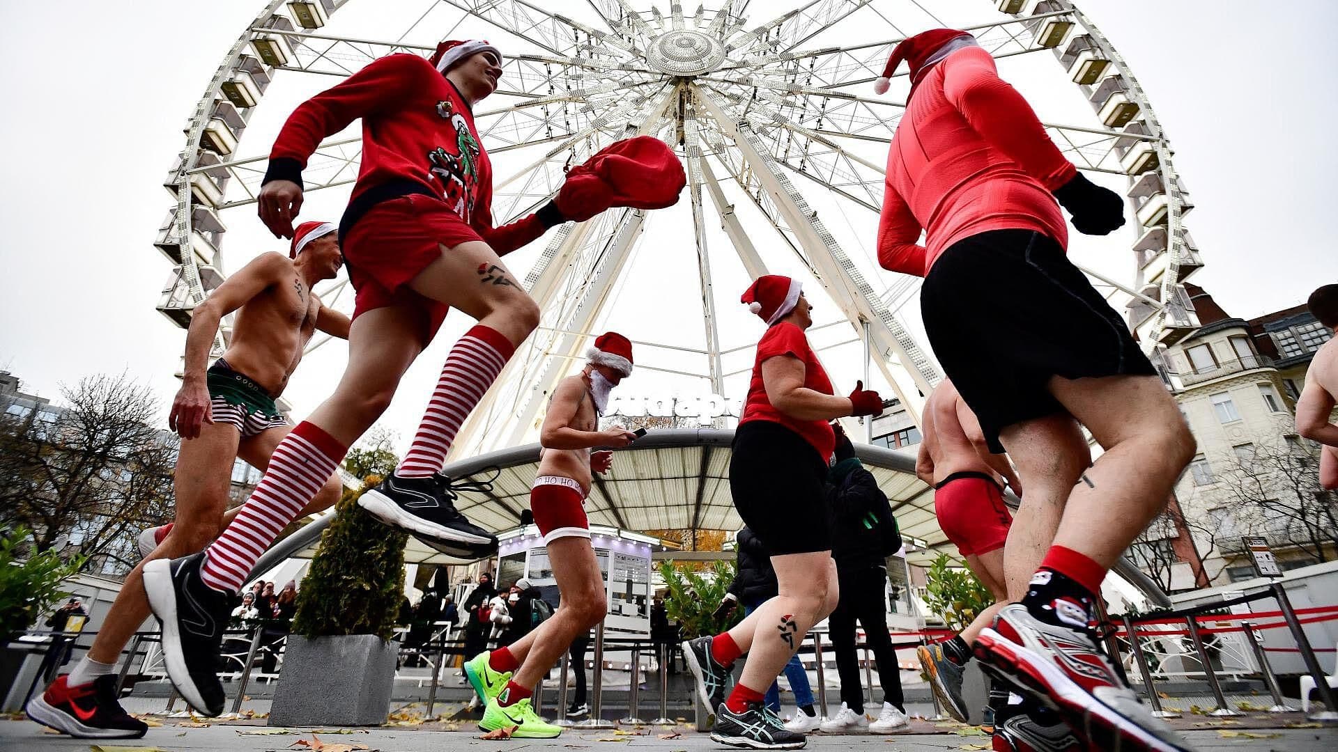 Corriendo, Santas Desafían al Frío en Budapest