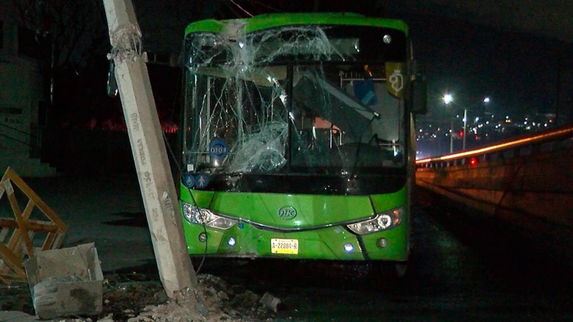 Evita Chocar a Tráiler y se Impactó con Poste, Deja sin Luz al Sector de la Ferrocarrilera