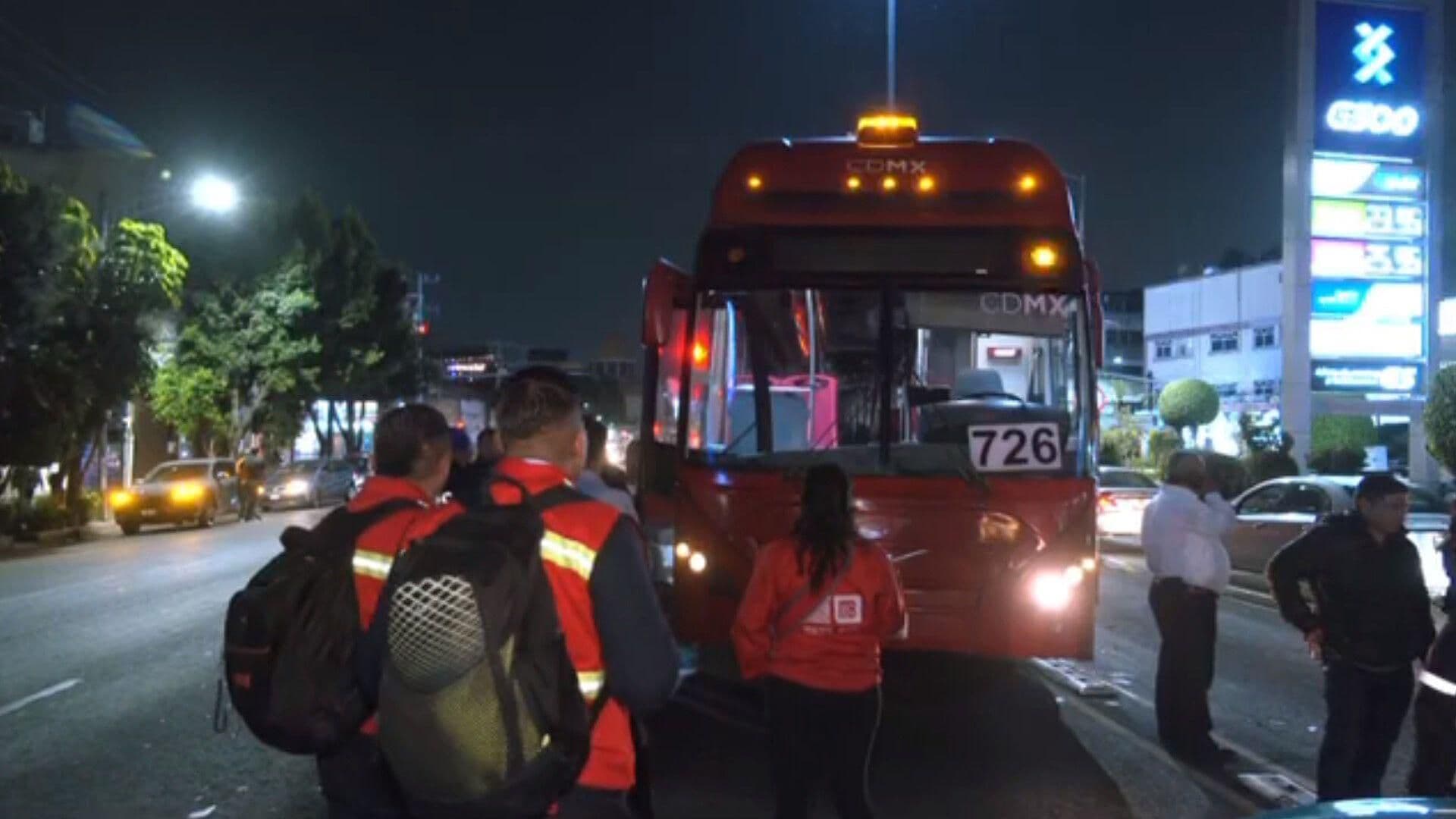Motociclista Resulta Lesionado al ser Embestido por Metrobús en Avenida Montevideo, CDMX