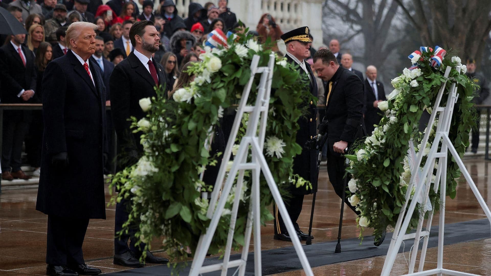 Trump Participa en Ceremonia en el Cementerio Nacional de Arlington, en Virginia