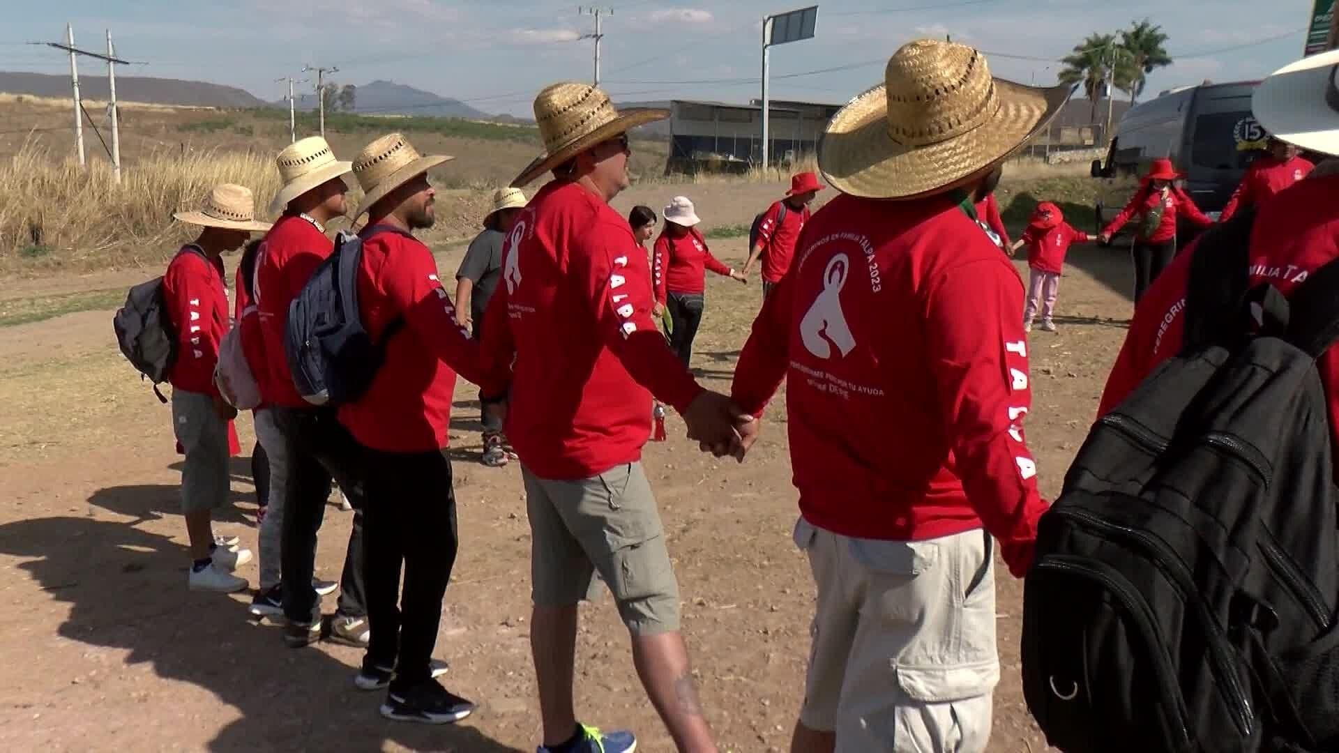 Tomados de la Mano, Rezan para Tener un Buen Camino a Talpa