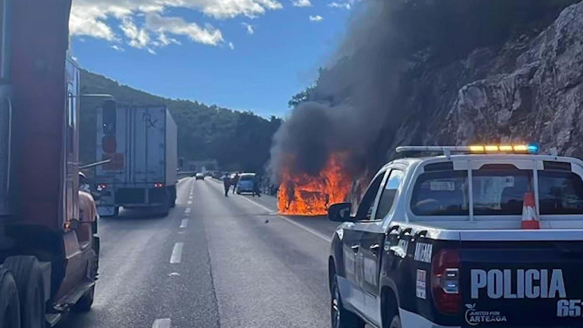 Se Incendia Camioneta en Carretera Los Chorros