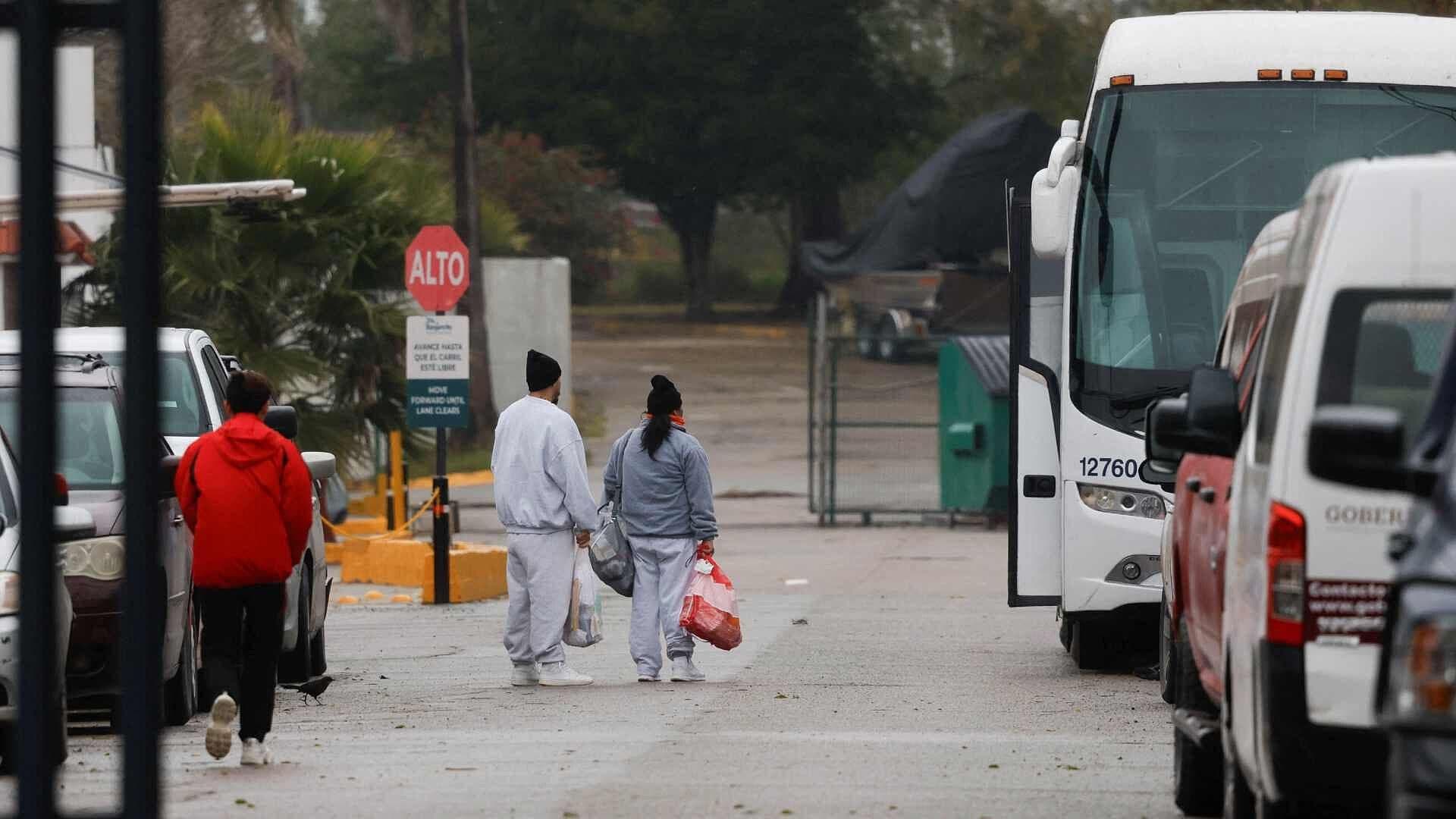 Llegan Primeros Deportados a Ciudad Acuña, Coahuila; Así los Recibieron