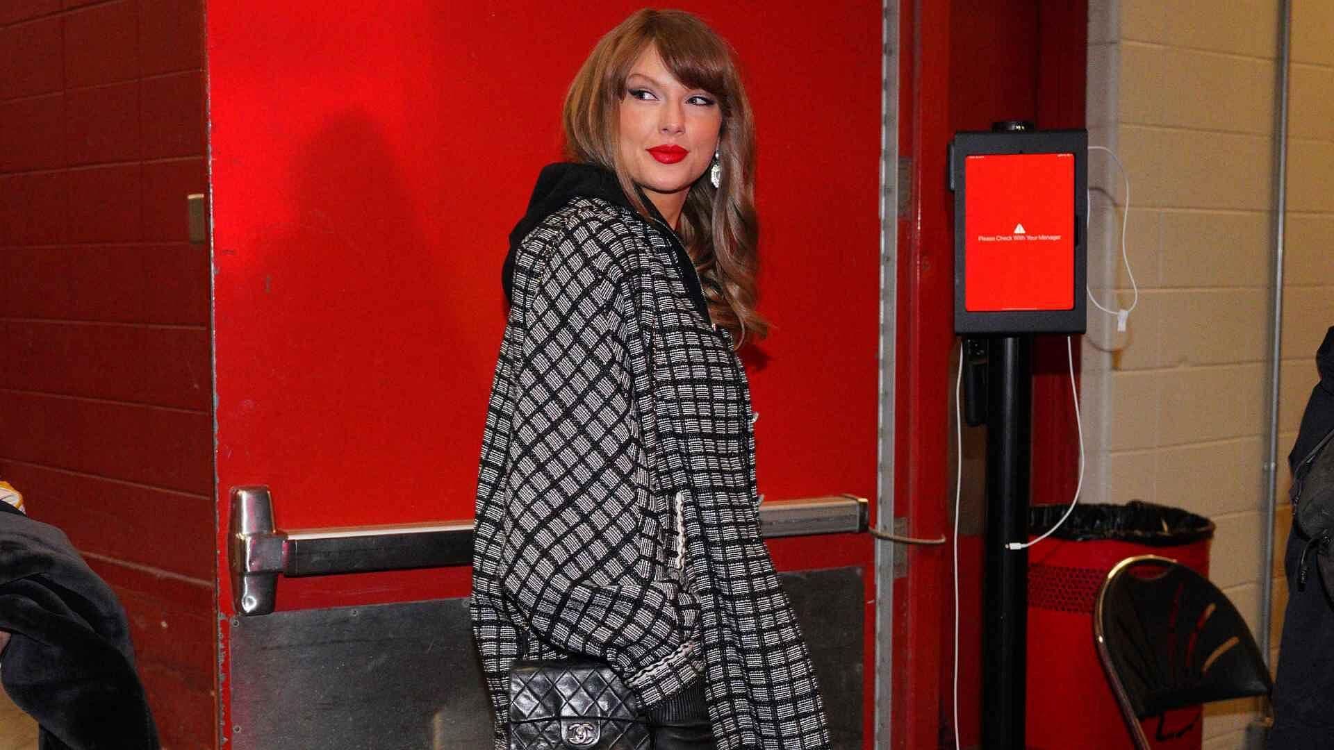 Taylor Swift Llega con Espectar Outfit al Arrowhead Stadium para Apoyar a Travis Kelce