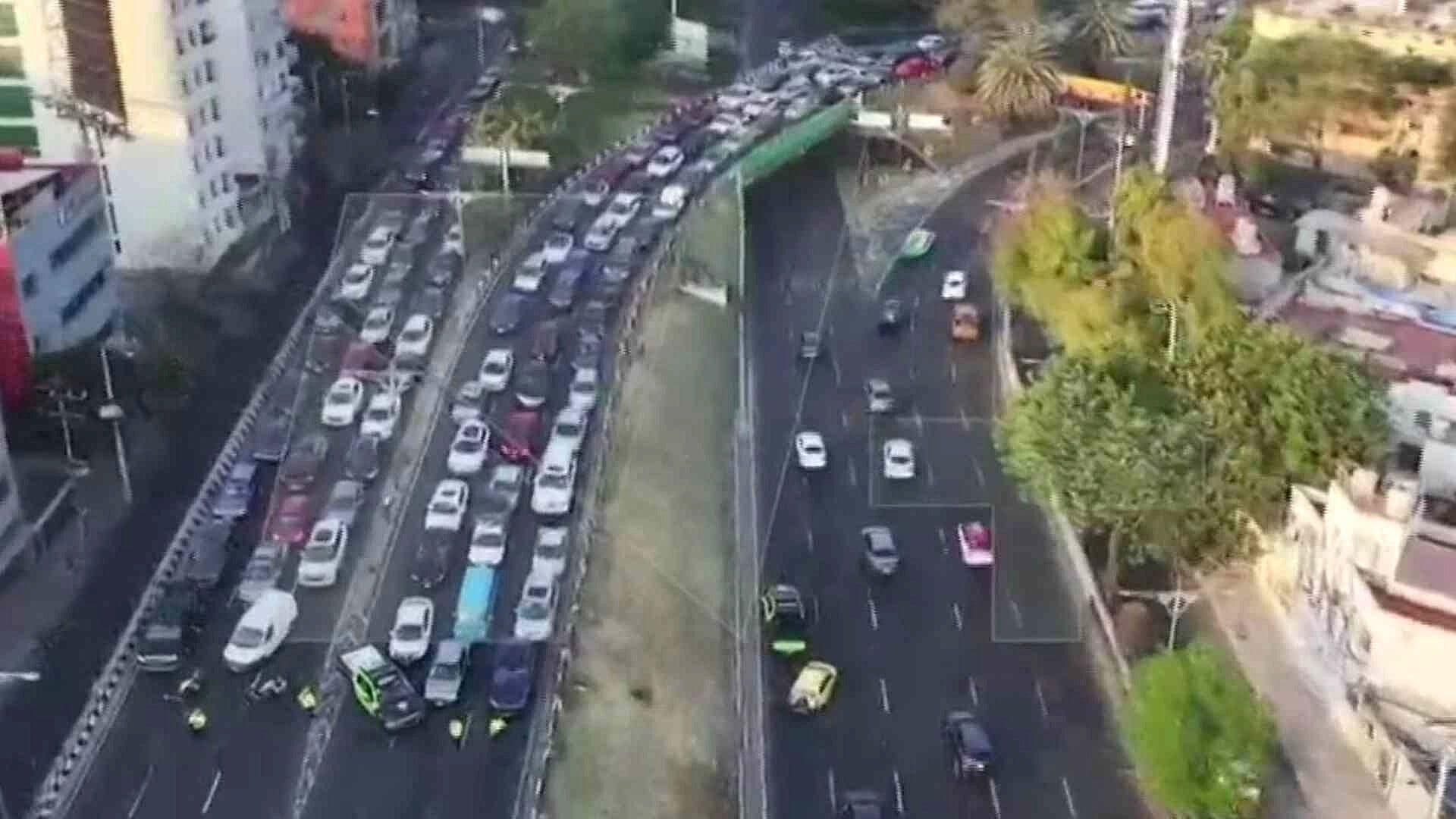 Así se Ve Desde el Aire el Caos Vial Provocado por Tráiler Atorado en Viaducto Miguel Alemán