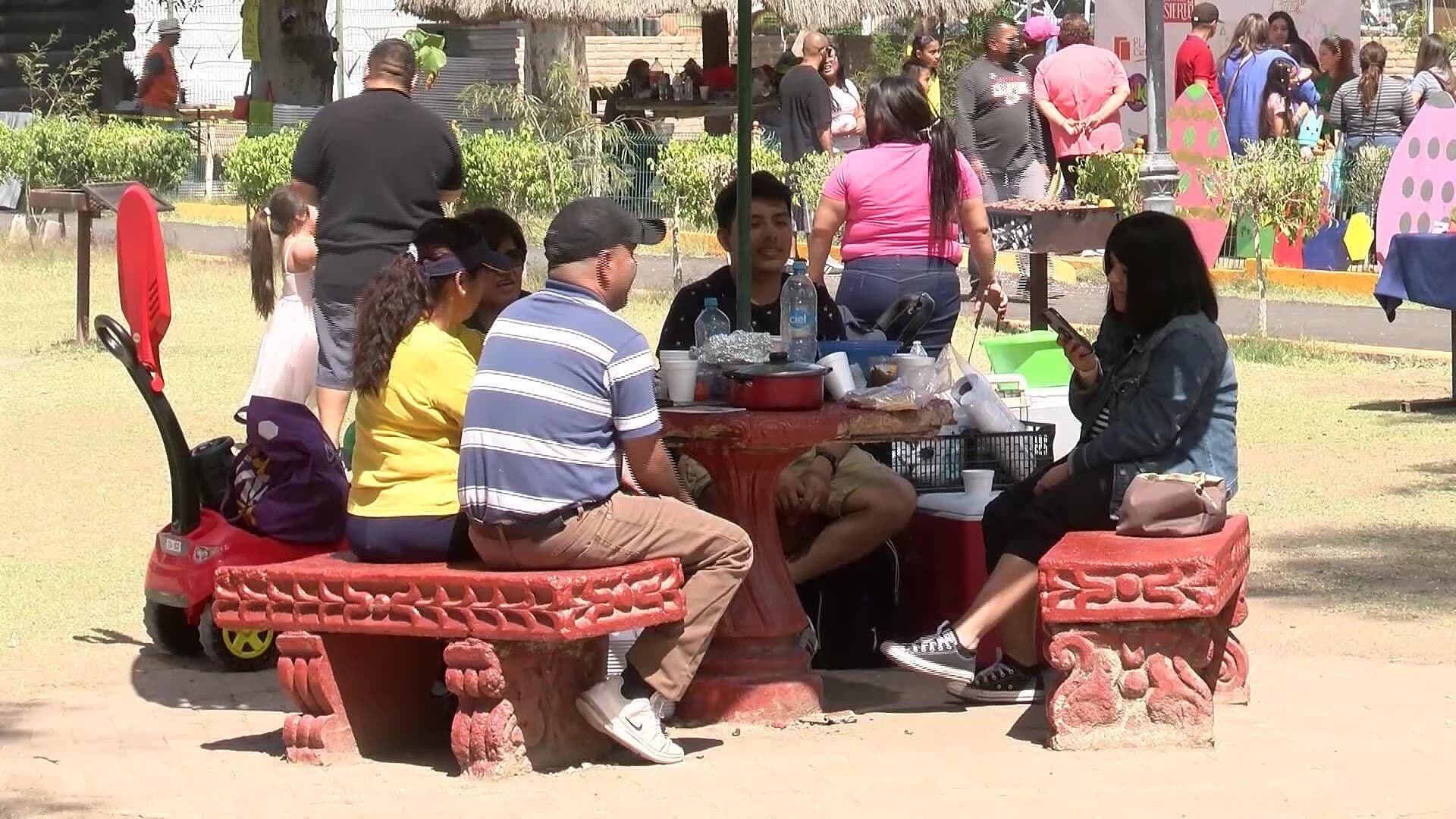 Con Música y Carne Asada Familias Disfrutaron los Días Santos en Bosque de la Ciudad