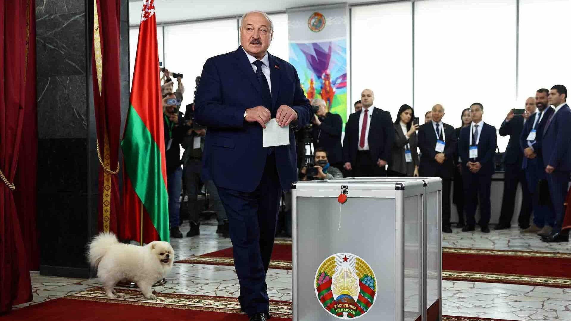 Lukashenko Vota en Elecciones Presidenciales de Bielorrusia