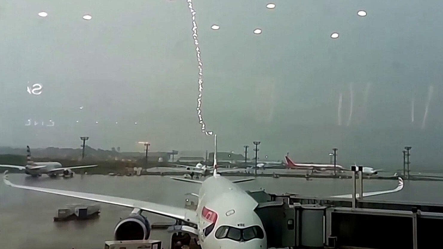 Rayo Cae en la Cola de un Avión en el Aeropuerto Internacional de Sao Paulo, Brasil