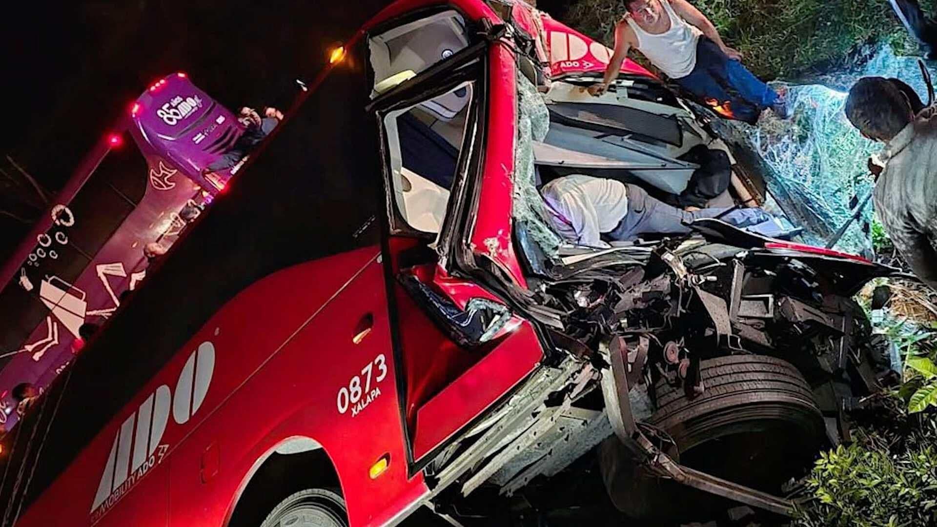Vuelca Autobús en Autopista La Tinaja-Cosoleacaque; Suman 12 Pasajeros Heridos