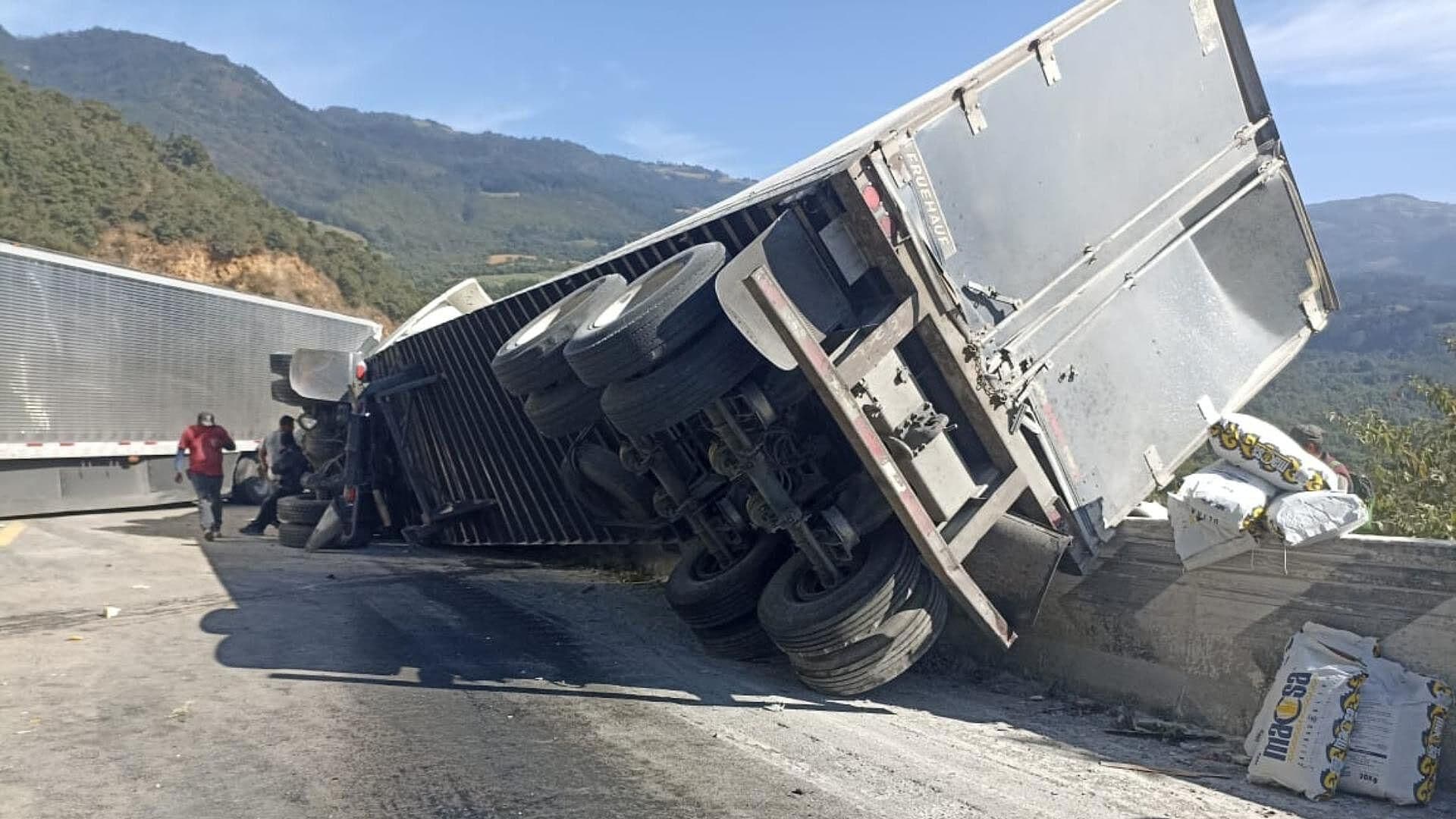 Choque Entre Dos Tráileres y un Auto Generan Cierre de Circulación en Cumbres de Maltrata