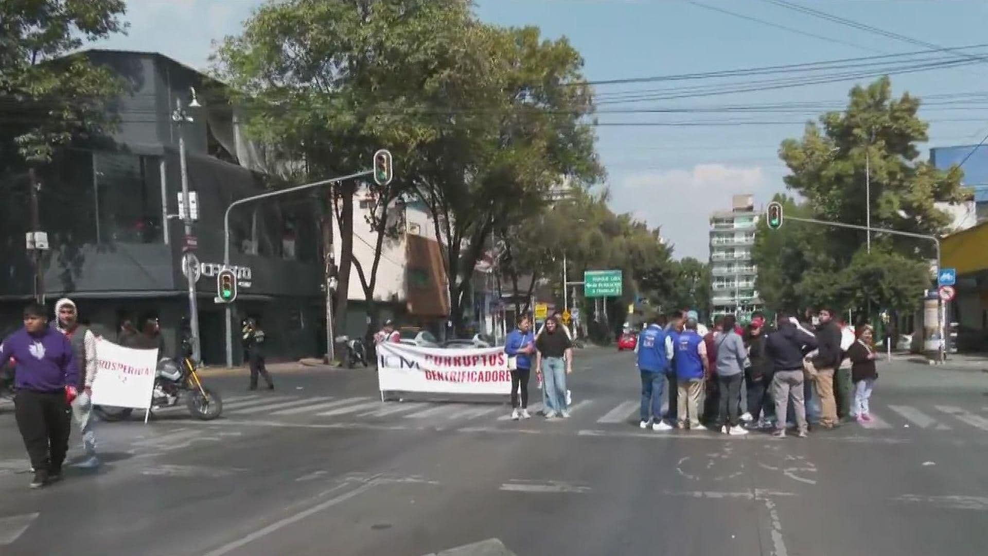 Vecinos de la Colonia Escandón Bloquean Av. Patriotismo, en CDMX