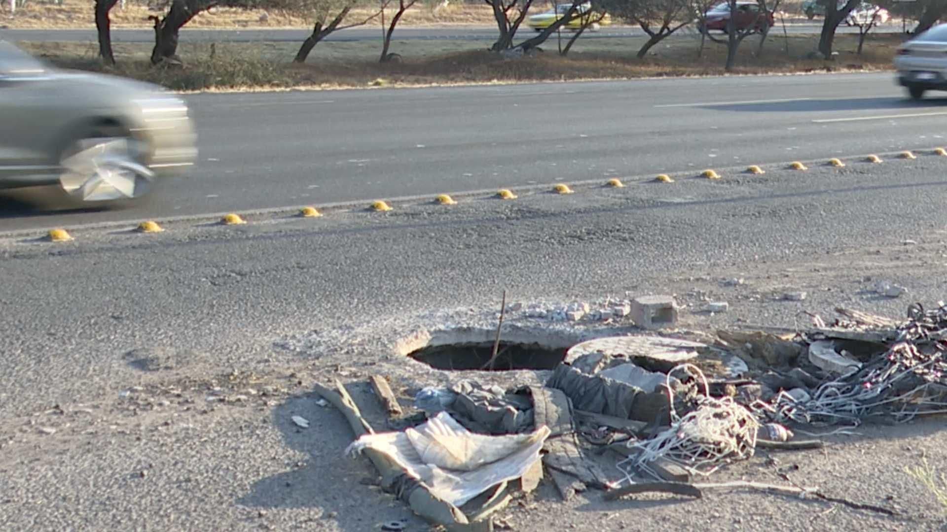 Registro de la CFE se Encuentra Sin Tapa en la Carretera Fray Junípero Serra de Querétaro