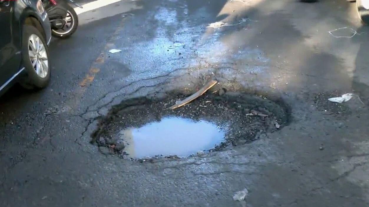 Vecinos Reportan Enorme Bache en Agrícola Pantitlán, CDMX