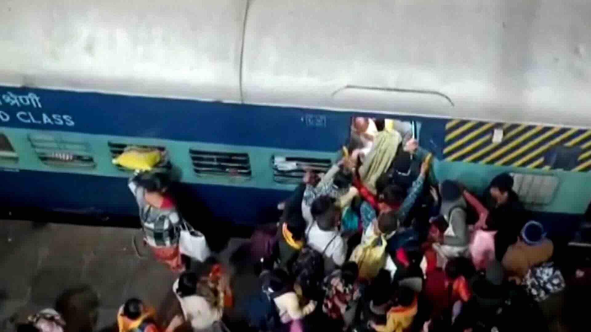 15 Muertos por Estampida en Estación de Tren de Nueva Delhi, India