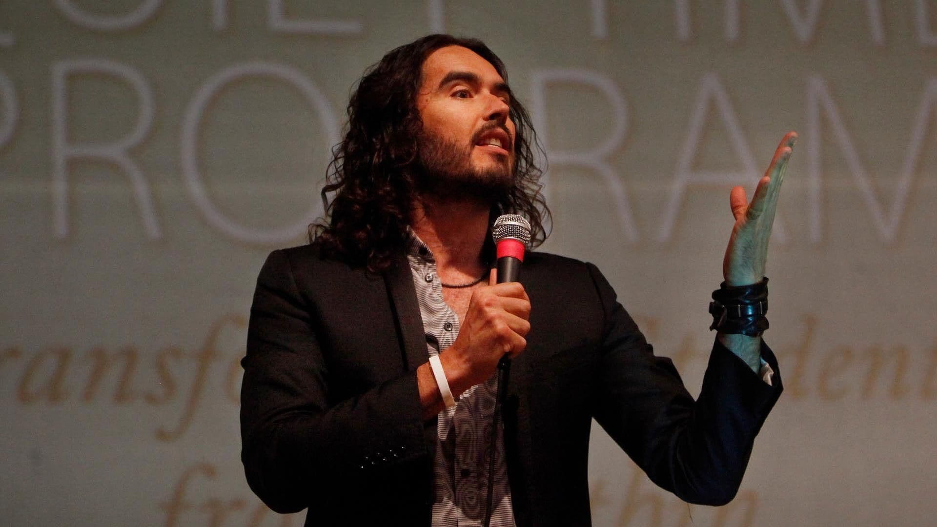 Russell Brand Explica en Video Por Qué se Bautizó Tras Acusación Por Abuso Sexual
