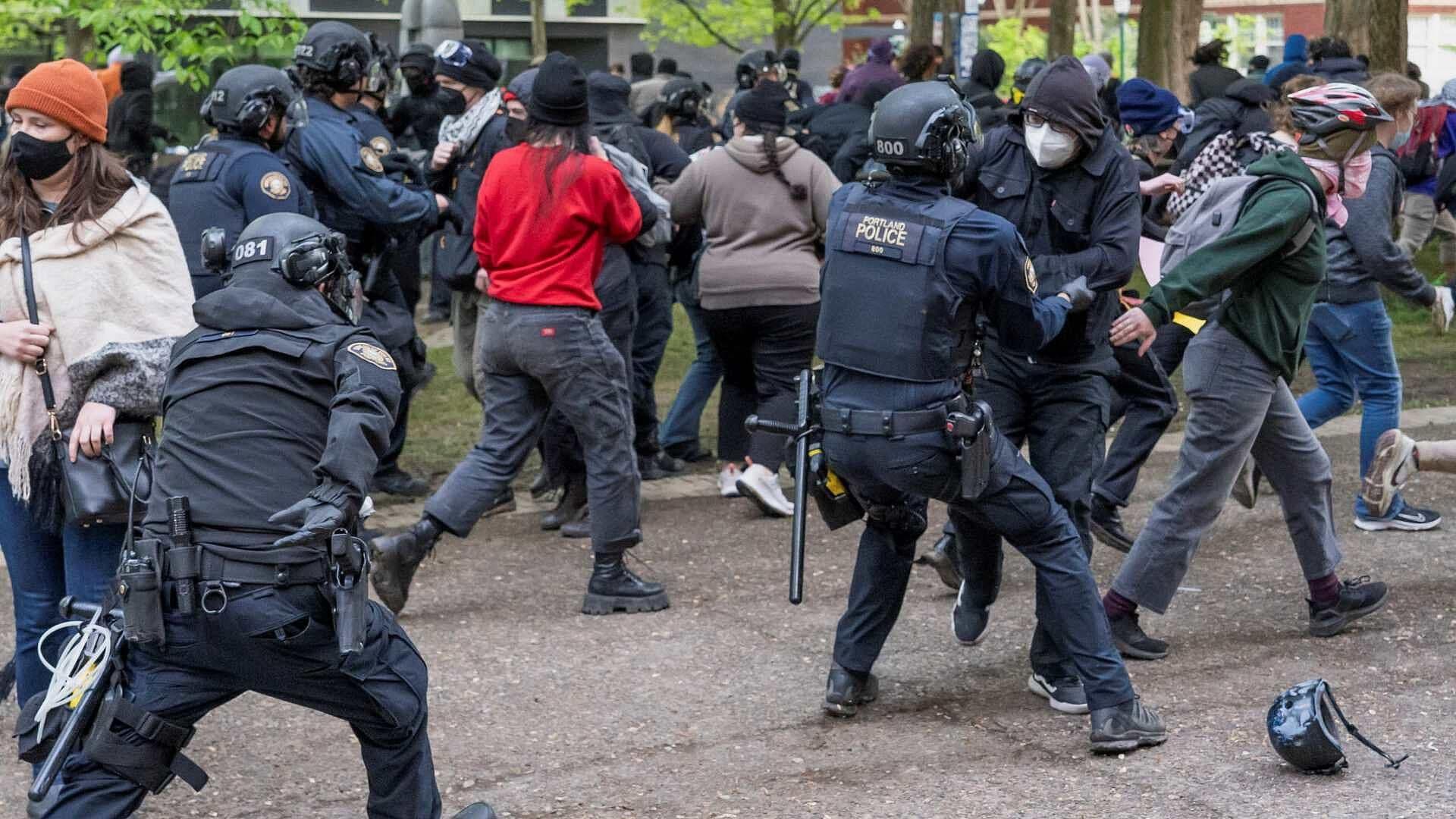 Policía de Portland Desaloja a Manifestantes Atrincherados en Biblioteca