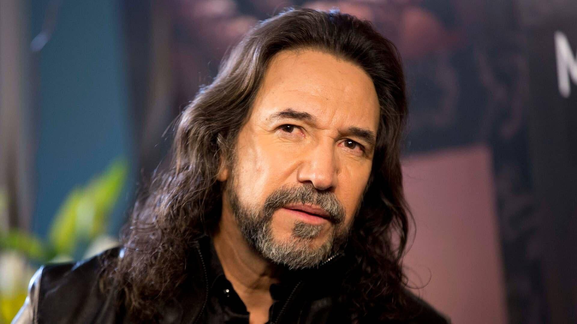 ‘El Buki’ Da Clases de Francés durante Vuelo | VIDEO