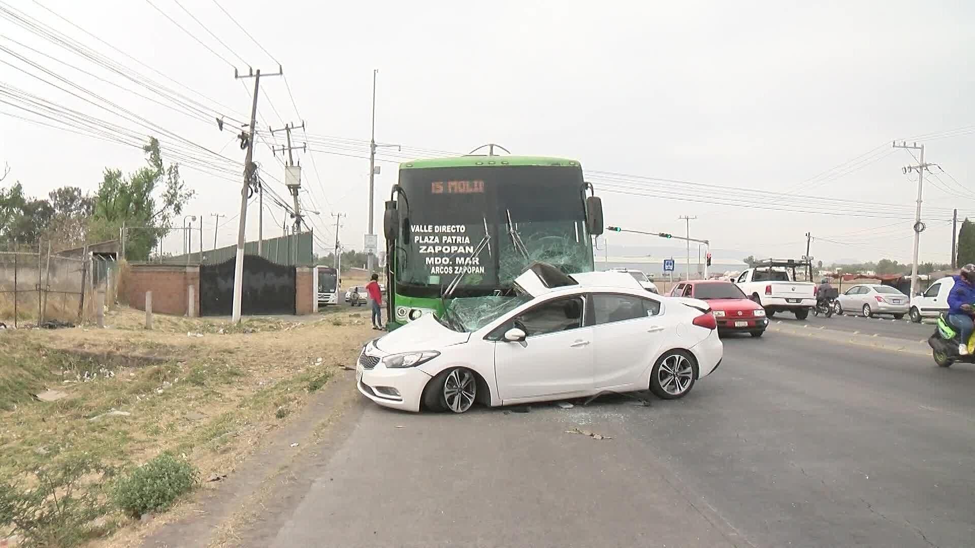 Auto Fue Impactado por Unidad de Transporte Público en la Carretera a Colotlán