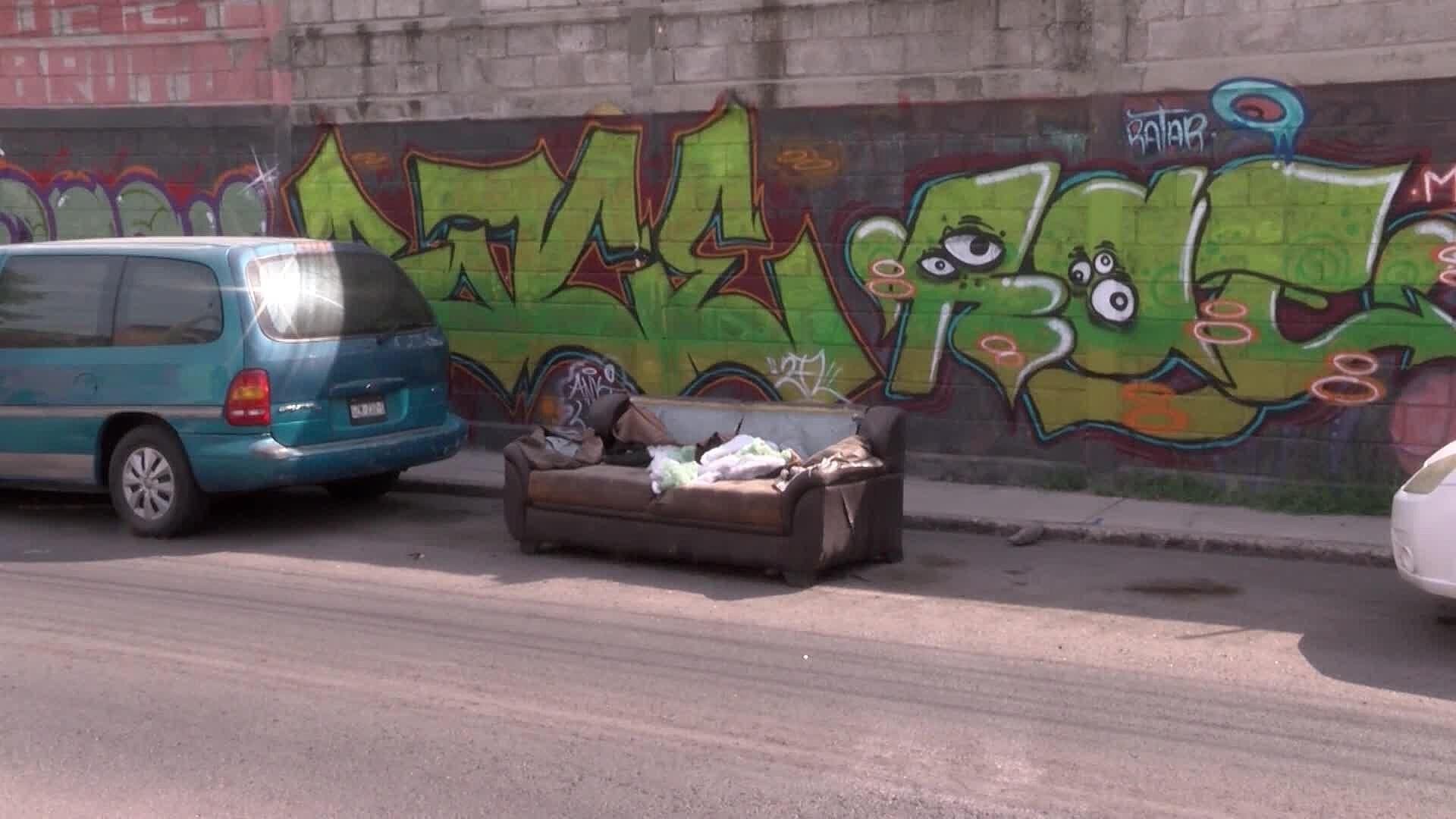 Continúa Basura en Calles: Sillón Abandonado en la Calle 1 de Lomas de Casa Blanca