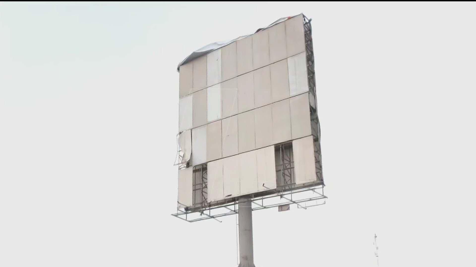 Fuertes Vientos Desprenden Lona de Espectaculares en Peñón de los Baños, CDMX