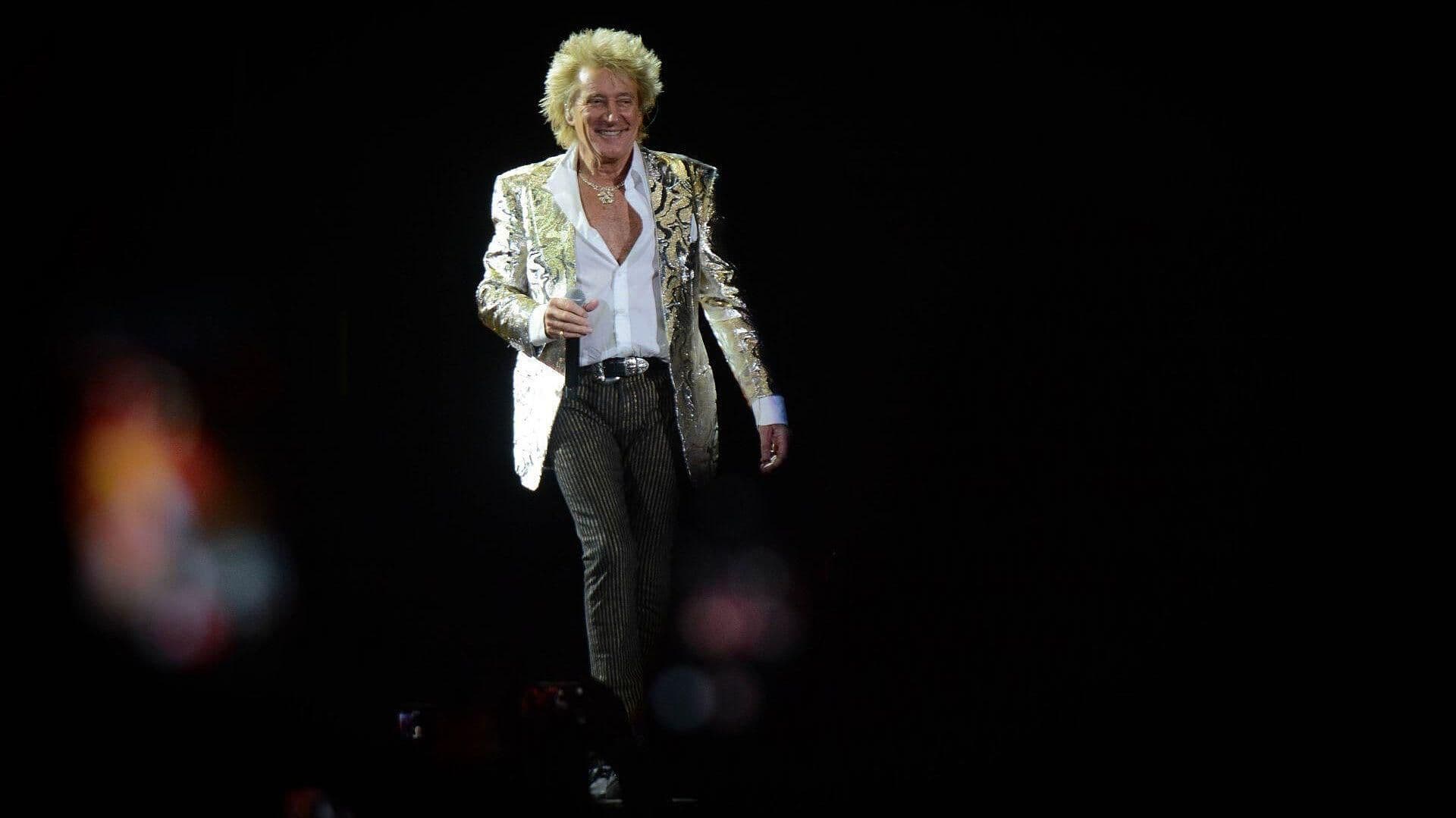 Rod Stewart Pone a Cantar a Miles de Personas en México