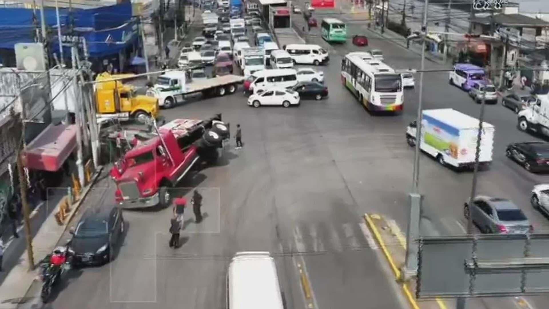 Volcadura de Tráiler Provoca Caos en la Av. José López Portillo en Tultitlán