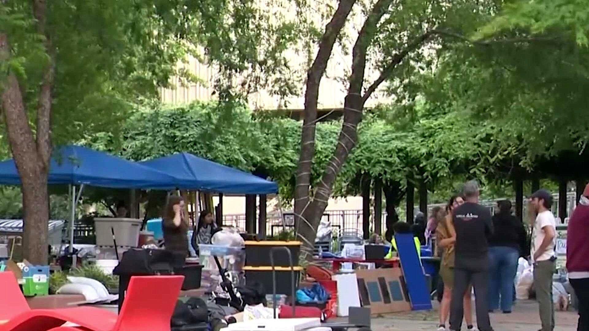 Propalestinos Desmantelan Campamento de la Universidad de Sacramento