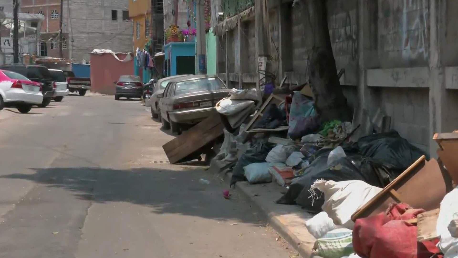 Denuncian Banquetas Obstruidas por Basura, Colonia Toltecas, en Álvaro Obregón