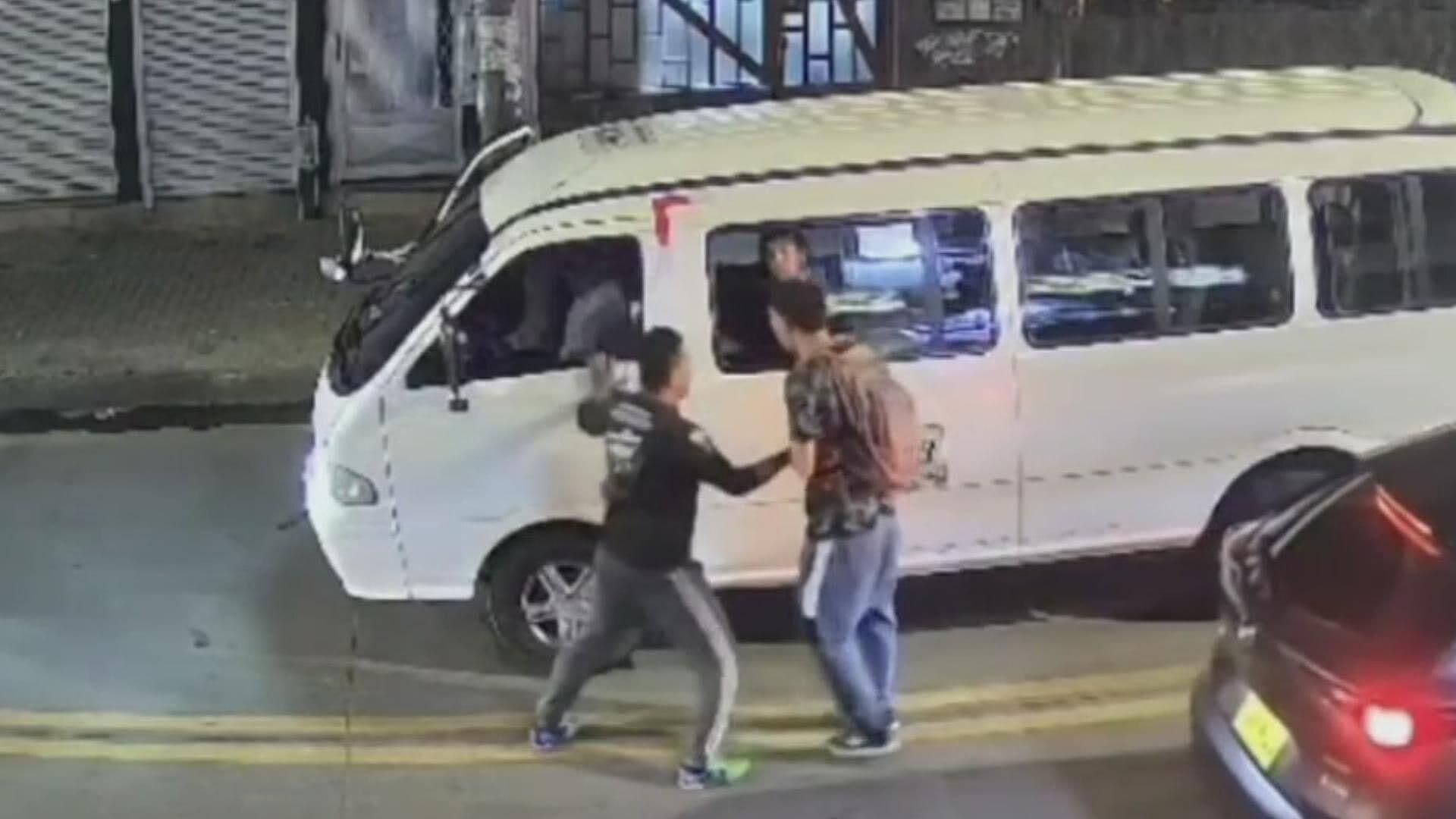 Peatones y Conductor de Transporte Público se Agarran a Golpes, en Bogotá