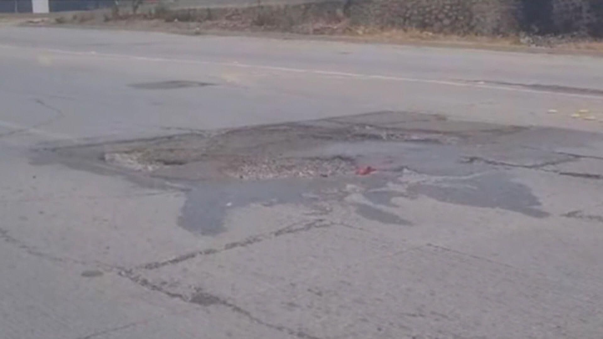 Conductores Reportan Peligroso Bache Sobre la Vía Rápida Oriente en Tijuana