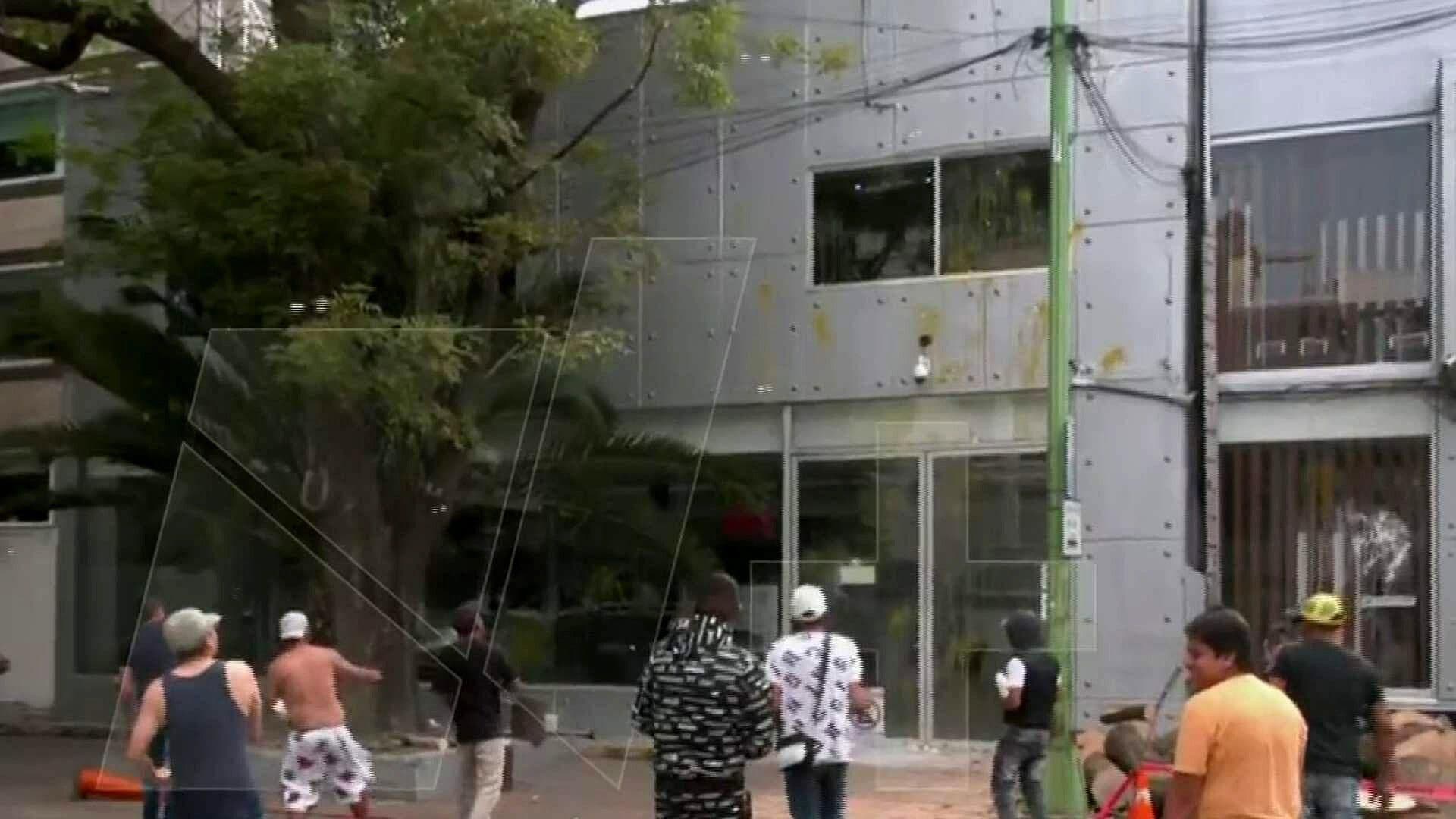 Video: Manifestantes Lanzan Huevos y Harina a Comercio en Masaryk
