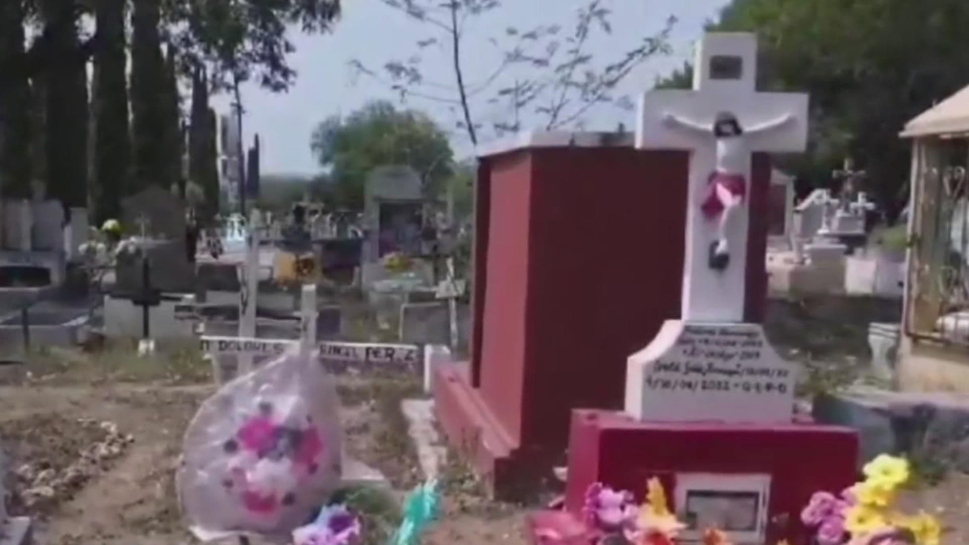 Regios Visitan en Panteones a Mamás que "Se Adelantaron"