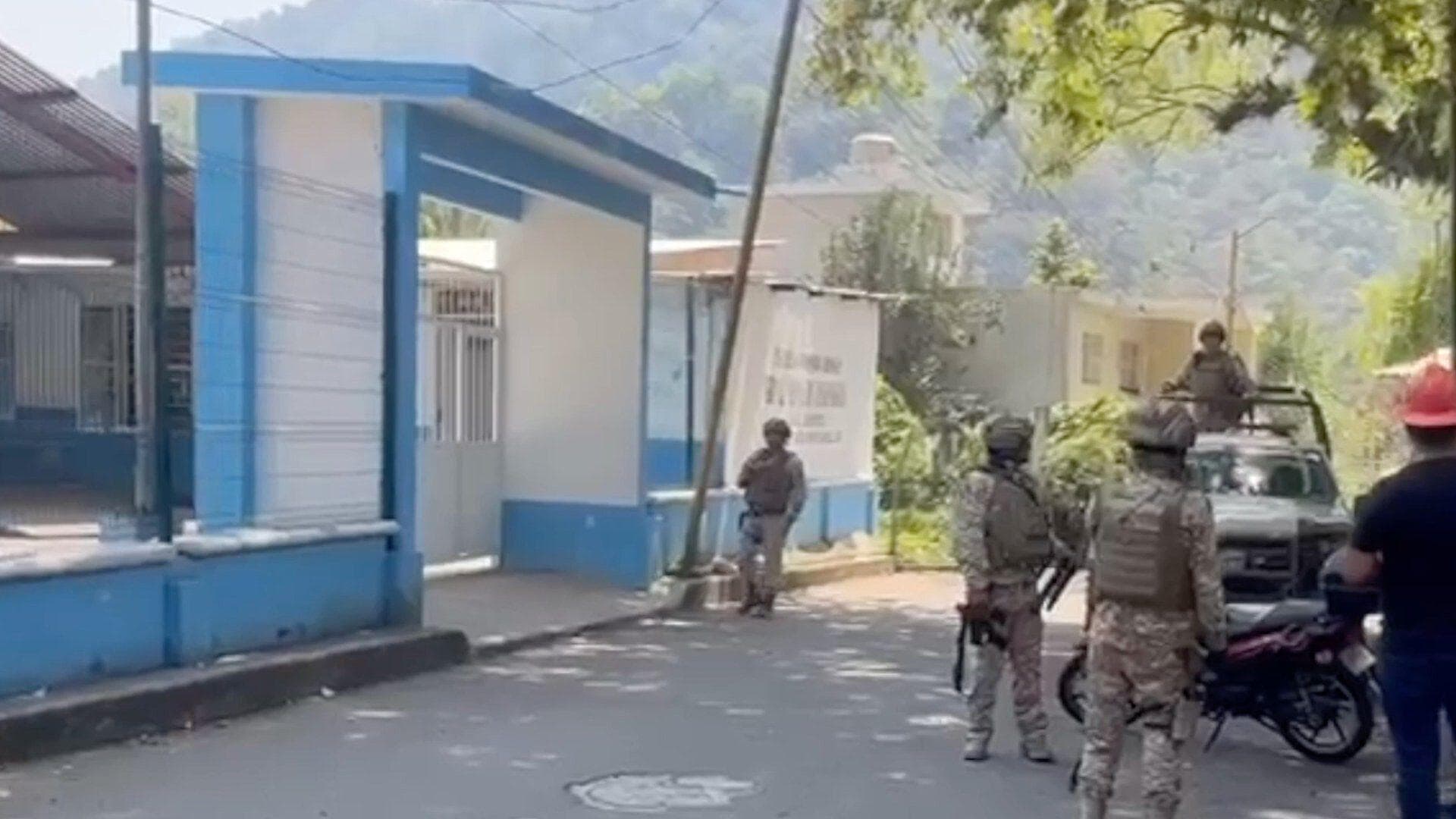 Evacuan Primaria por Olor a Gas en Ixhuatlancillo, Veracruz; Un Estudiante se Desmayó