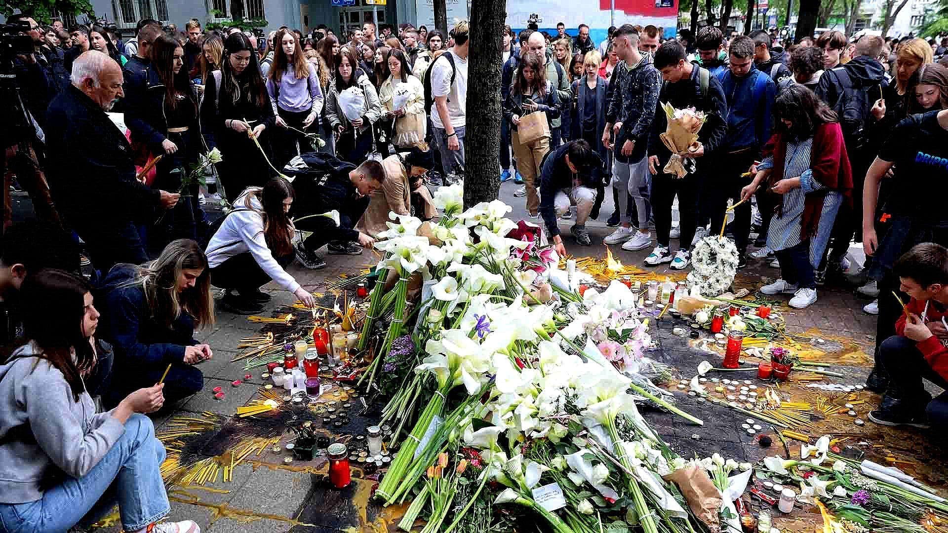 Rinden Homenaje a Víctimas de Tiroteo en Secundaria de Belgrado