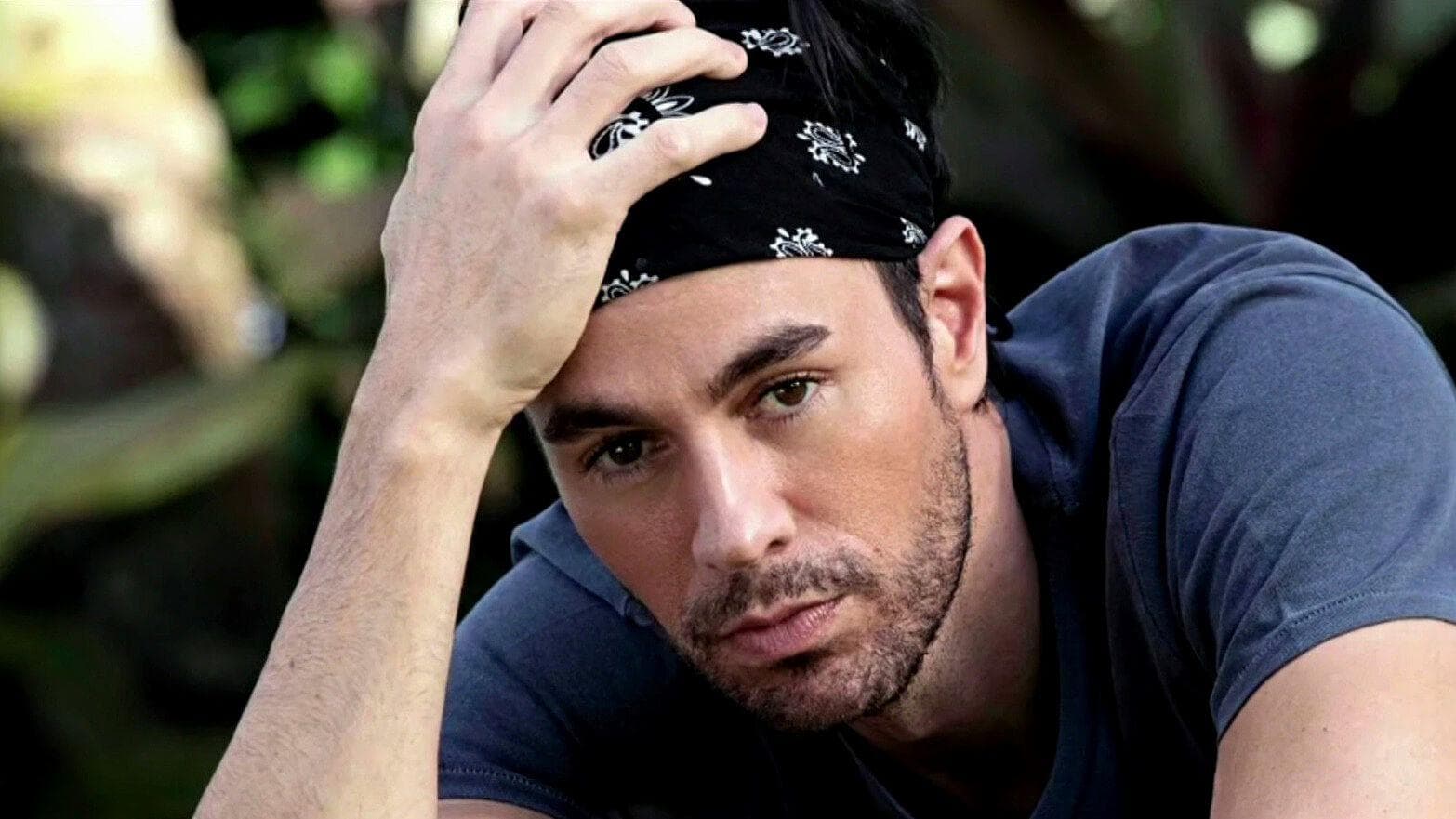 ¡Falso Enrique Iglesias Estafa a Mujer! Estuvo a Punto de Dejar a su Esposo