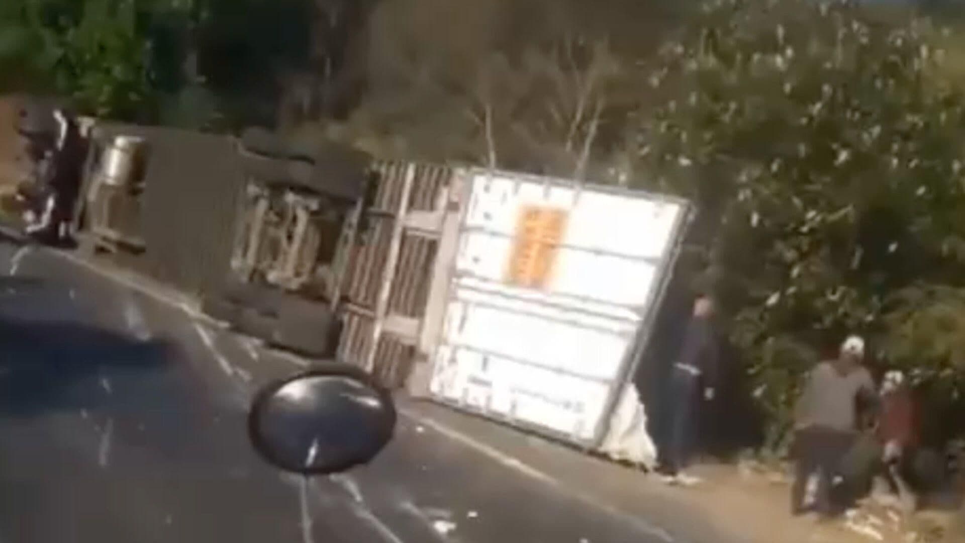 Tráiler Vuelca en Tramo Ciudad Mendoza-Acatzingo; Rapiñeros Robaron su Carga