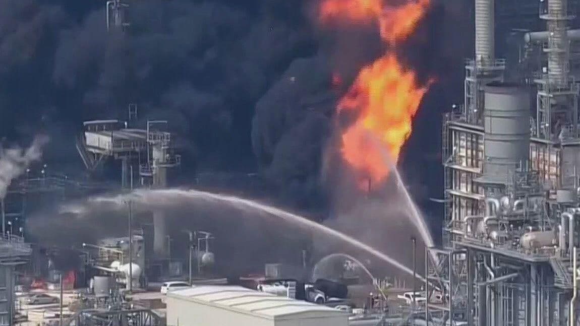 Aclara Pemex que Refinería Incendiada en Deer Park no es Suya
